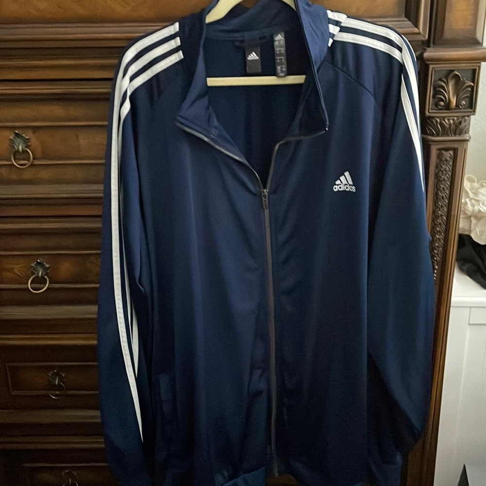 NWOT MEN’S ADIDAS JACKET IN NAVY BLUE